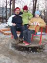 На качелях