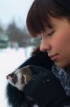 Зимой гуляем на руках.